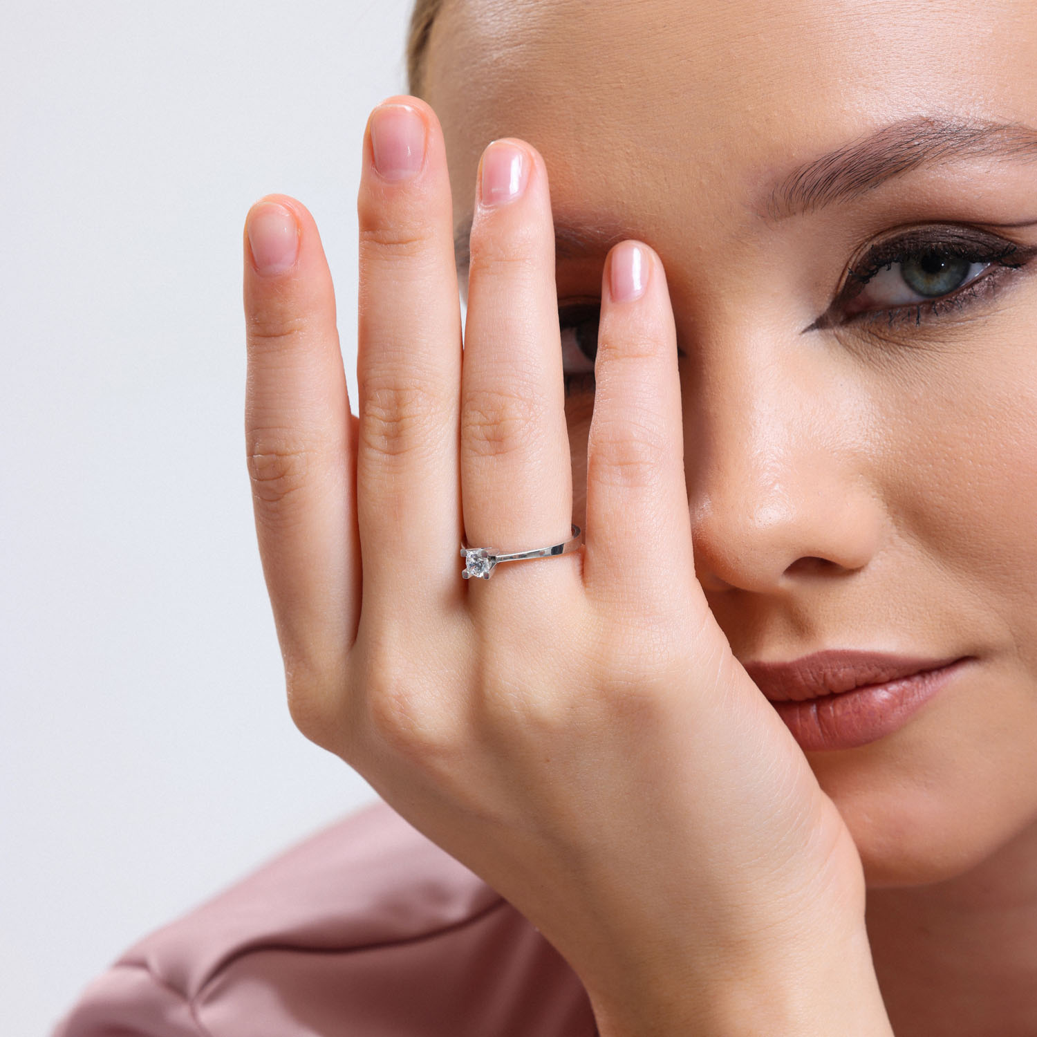 0.35 Karat G Renk Hrd Sertifikali Tektaş Yüzük