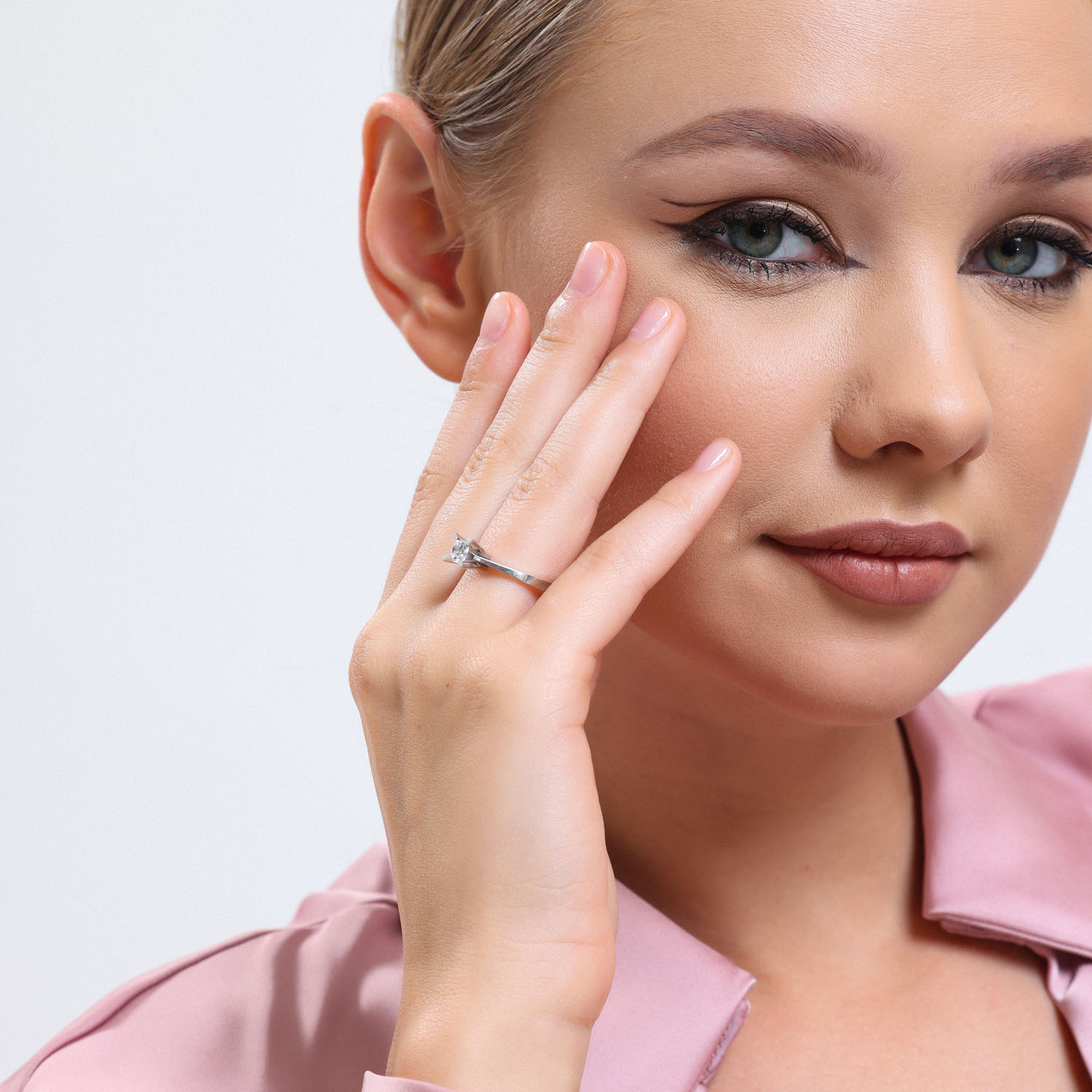 0.40 Karat E Renk Hrd Sertifikali Tektaş Yüzük