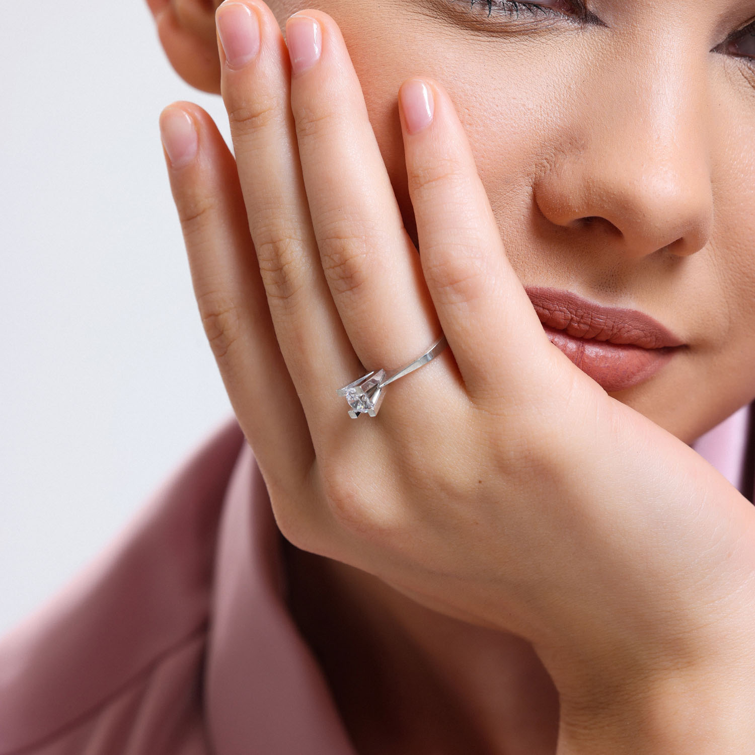 0.60 Karat E Renk Hrd Sertifikali Tektaş Yüzük